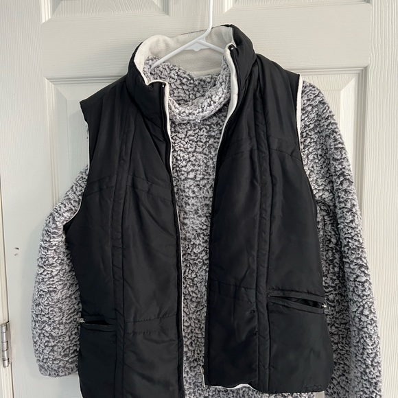 Reversible Izod, black-and-white vest - Picture 2 of 6